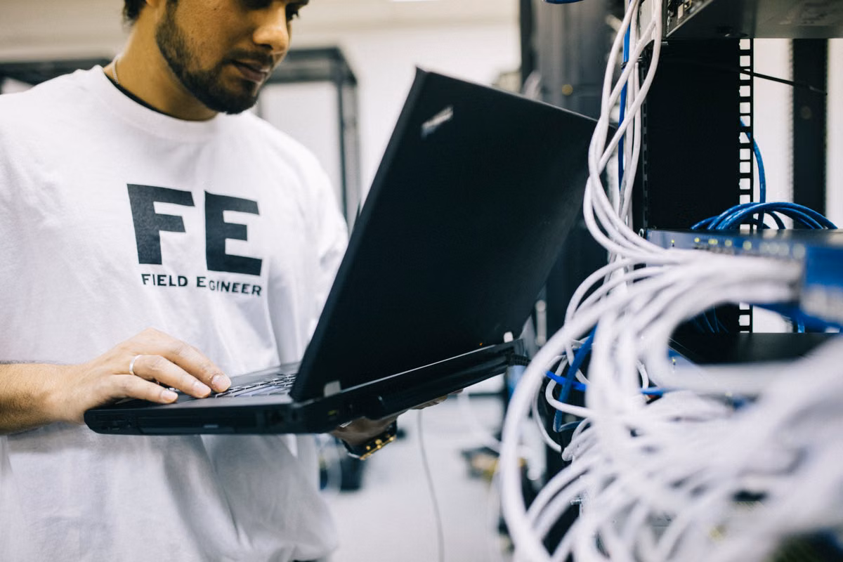 IT-Techniker prüft Hardware am Arbeitsplatz